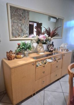 Rack de madeira com vitrine e espelho