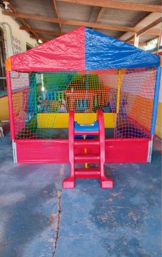 Piscina de bolinha com escorregador