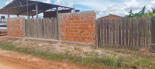 Terreno com muro e portão