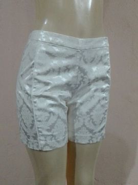 Shorts branco cintilante de alfaiataria com estampa floral Tam 40 C&A