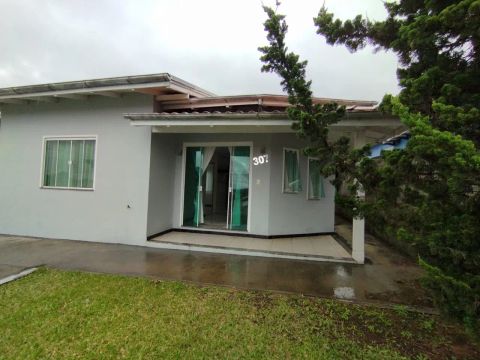Casa à venda com escritura e amplo terreno 