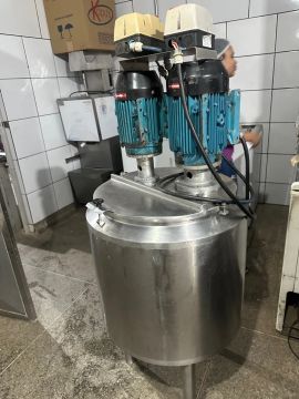Tanque de mistura industrial com motor duplo