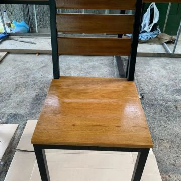 Cadeira de Jantar em Madeira com Estrutura Preta