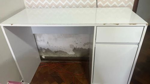 Escrivaninha branca com gaveta