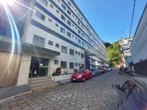 Alugo ótimo apartamento de um quarto no centro de São Lourenço MG