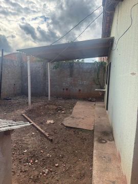 Casa com quintal em ótima localização