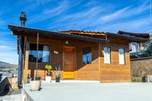 Linda Casa de madeira  no Bairro Caravagio c/2 quartos