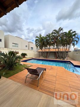Sobrado com 4 suítes e piscina no São Francisco