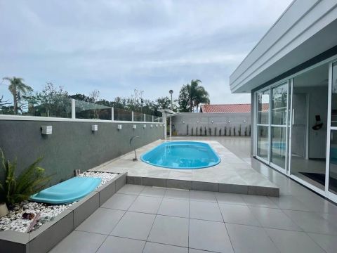 Casa com piscina e área externa