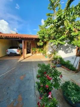 Casa a venda nas águas lindas com quintal 
