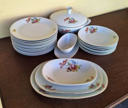 LINDO JOGO PARA JANTAR EM PORCELANA RENNER.