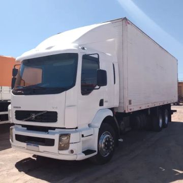 VOLVO VM 260 CAMINHÃO 6X2 BAU 8.500MM