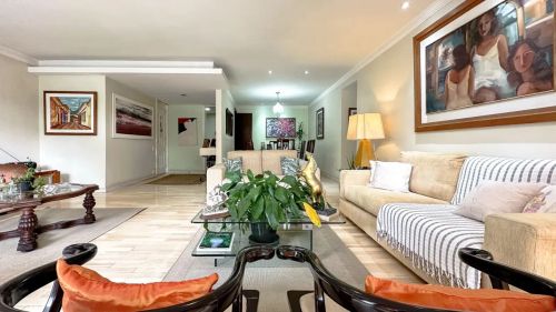 Apartamento Espaçoso com Potencial para Personalização  Andar Alto e Infraestrutura Comple