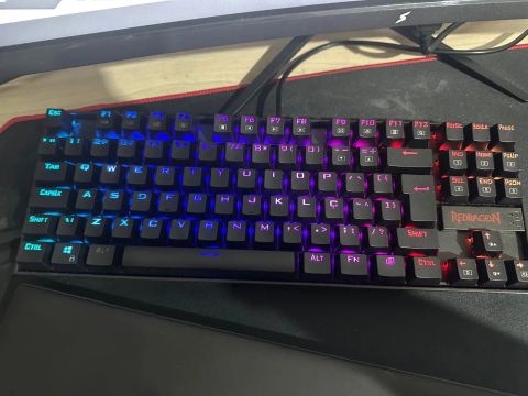 Teclado Mecânico Gamer Redragon Kumara RGB Switch Outemu Brown ABNT2 - K552RGB-1 (BROWN)