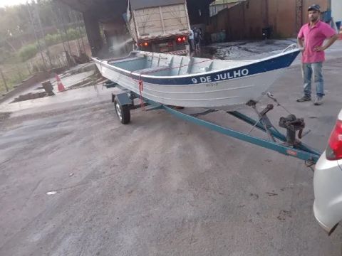 Barco 6 metros borda alta. Carreta e motor.