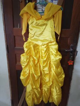 Vende se vestido da Bela  com luvas tam 10