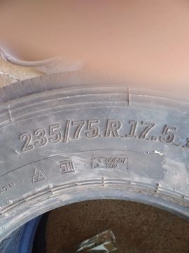 Vendo 04 pneus meia vida 235/75/R 17.5 é mais duas jante 17.5x6.00