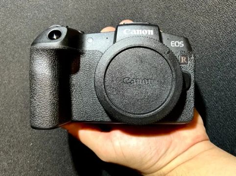 Câmera - Canon EOS RP (Praticamente nova)
