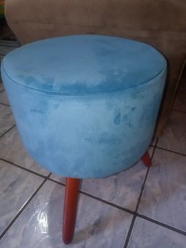 Puff. Redondo com 3 pés