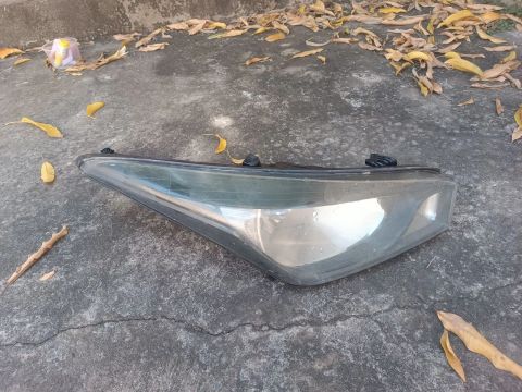 Farol com máscara negra do HB20 lado  direito 