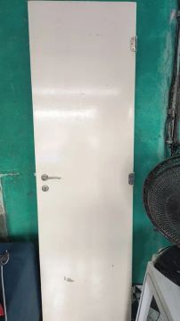 Porta  branca para banheiro