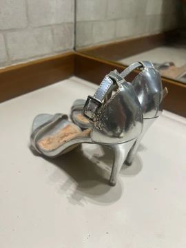 Sandália de festa Carmen Steffens sandália prata espelhada 