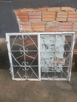 Janela de ferro com grade