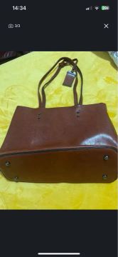 Bolsa de ombro marrom em imitação couro 