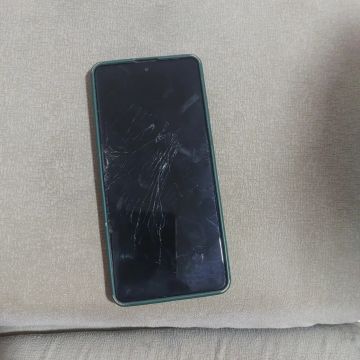 Smartphone com tela quebrada