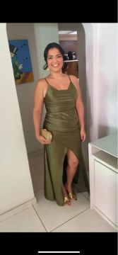 Vestido verde oliva comprido com lascao na perna. 