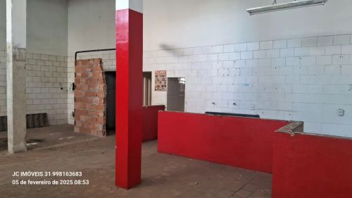 Imóvel para renda com 2 lojas, 5 kitinetes, 2 barracões