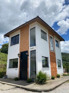 Belíssima casa em Varginha (chácara)