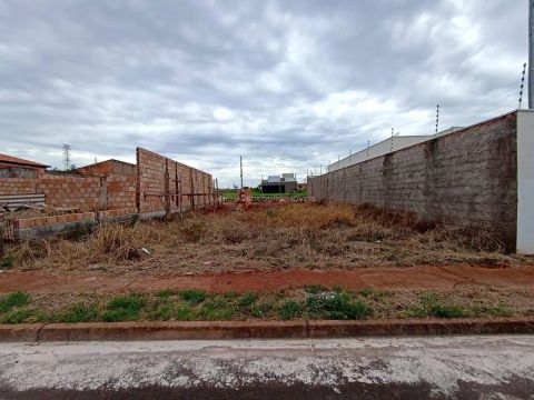 Terreno á venda localizado no Bairro Parque das Laranjeiras II, em Uberaba - Mg