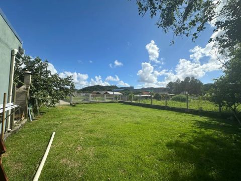 Terreno plano com vista para o verde