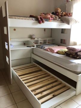 Beliche de madeira com cama auxiliar