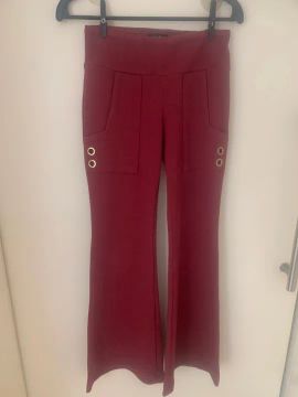 Calça Flare Vermelha com Detalhes em Metal