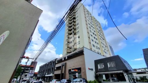 Apartamento com 03 quartos, sendo 01 suíte, sala de estar e jantar, cozinha com armários, 