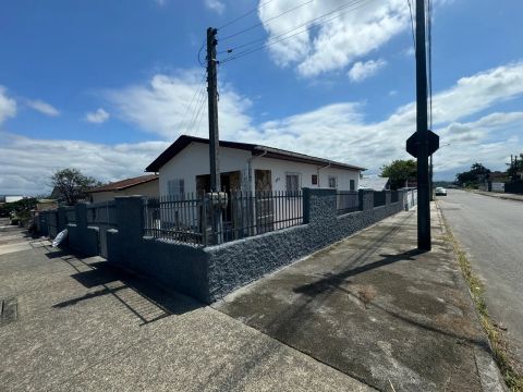Casa esquina no bairro Presidente Vargas, próxima ao nações shopping