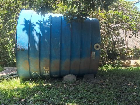 Caixa d'água de 10000 litros usada