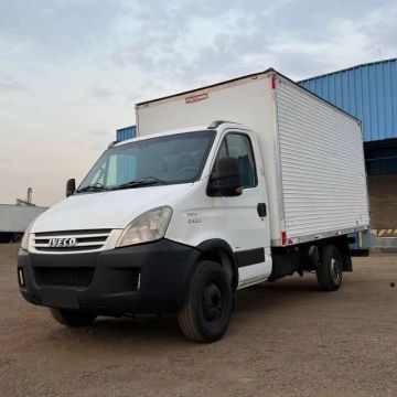Iveco Daily 35s14 baú seco ano 2012
