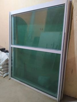 Vendo três portas de vidro e esquadrias de alumínio top de linha 