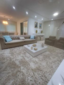 Uma Bela Casa Mobiliada com 4 suítes e 5 vagas