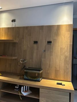Rack para TV em madeira painel 