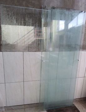 Vendo 4 vidros transparentes temperados de 8 mm milímetros 