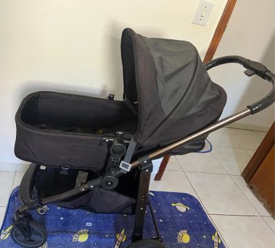 Carrinho com bebê conforto 