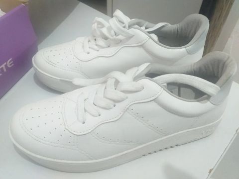 Tênis branco feminino casual via marte