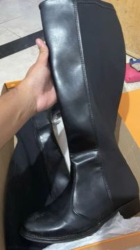 Botas de cano alto pretas beira rio
