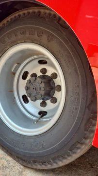 Pneu Caminhão com Rodas F4000 com Câmara 