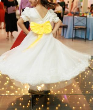 Vestido de festa infantil branco ABC e daminha