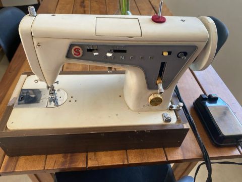 Máquina de Costurar Singer - Antiga - Em Ótimo Estado